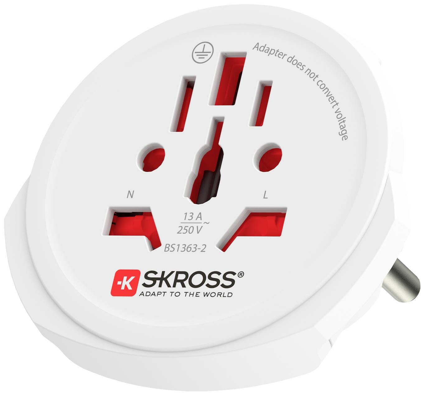 Ein weißer Reiseadapter mit mehreren Steckertypen und der Aufschrift 'SKROSS'. Hinweis: Adapter wandelt keine Spannung um.