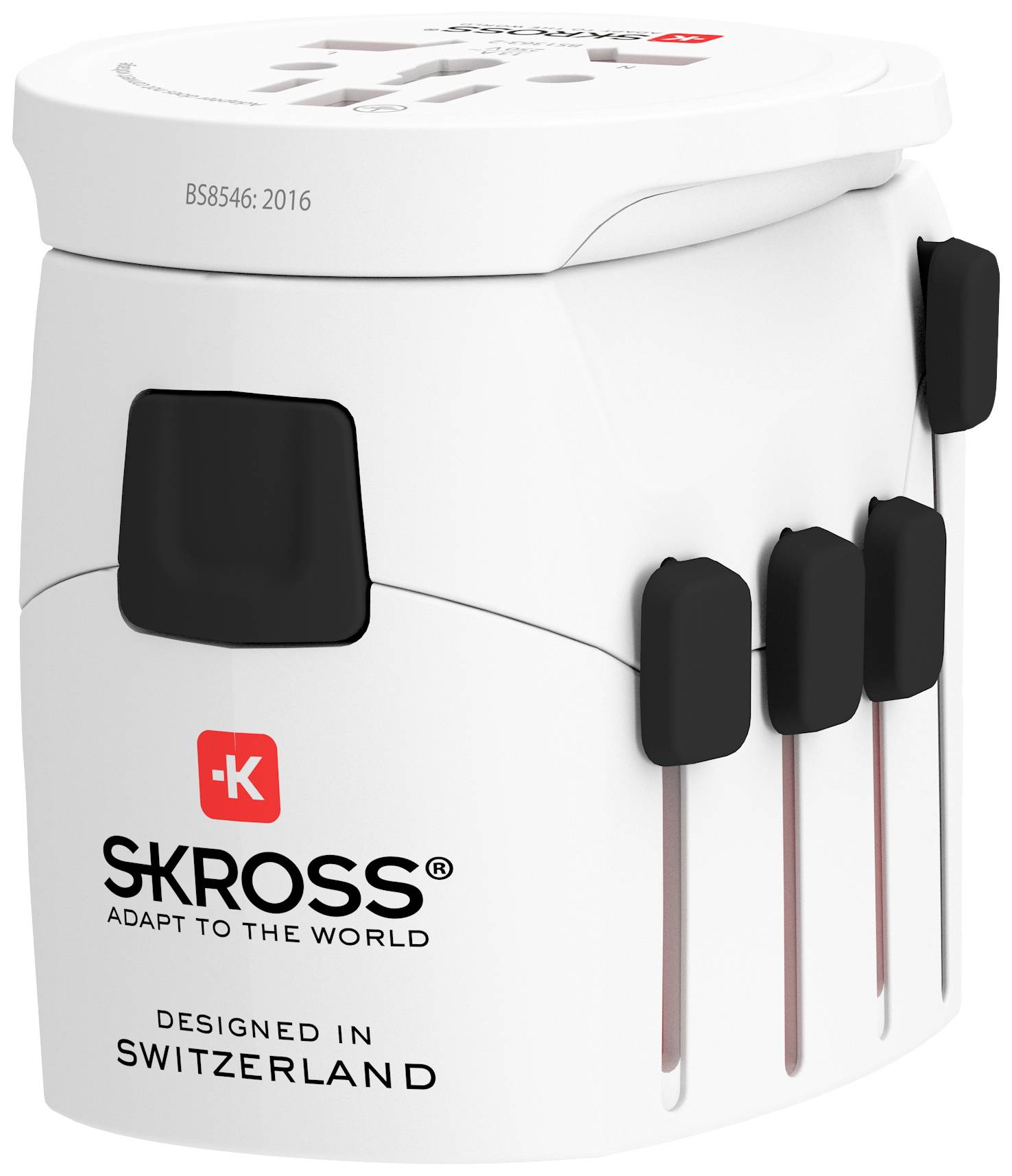 Ein weißer Reiseadapter von Skross, entworfen in der Schweiz. Er hat mehrere ausziehbare Steckdosenadapter für verschiedene Länder.