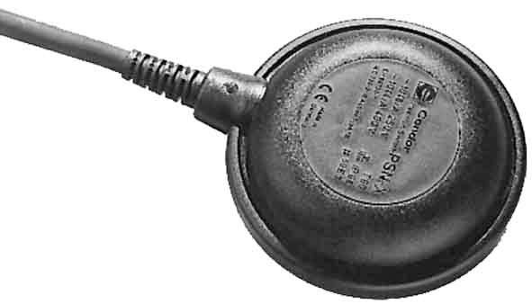 Rundes elektronisches Gerät mit eingestecktem Kabel und Textinformationen auf der Oberfläche; vermutlich ein elektrischer Adapter.