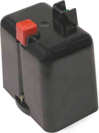 Ein schwarzer, quaderförmiger Kondensator mit roten und schwarzen Anschlüssen auf der Oberseite.