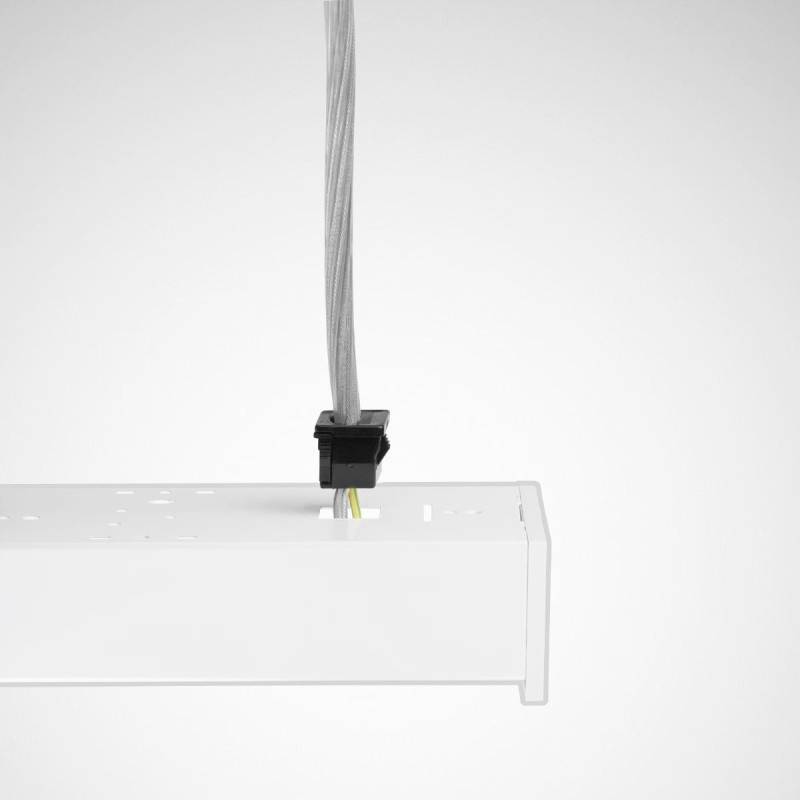Eine weiße LED-Leiste mit Hängekabel, befestigt an einer grauen Decke.