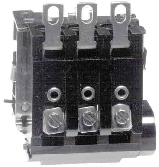 Ein schwarzer elektrischer Kontaktblock mit drei Metallschrauben für elektrische Verbindungen, in Nahaufnahme.