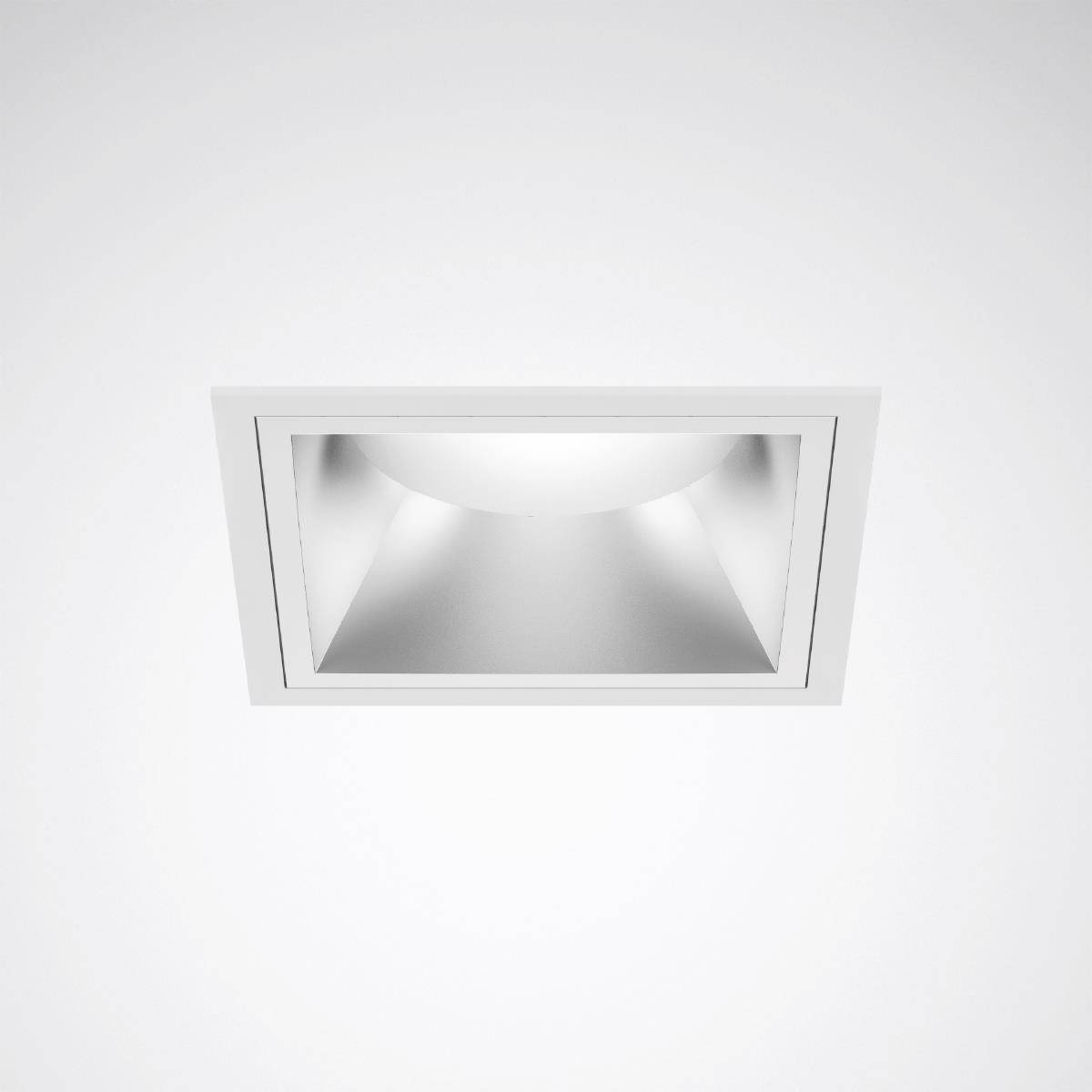 Eine quadratische, eingebaute Deckenleuchte mit schlichtem, modernem Design leuchtet in einem minimalistisch gehaltenen Raum.