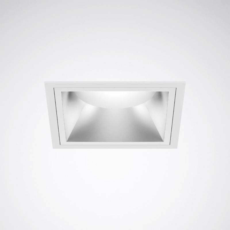 Eine quadratische Einbauleuchte an einer weißen Decke; zeigt symmetrische, moderne Gestaltung.