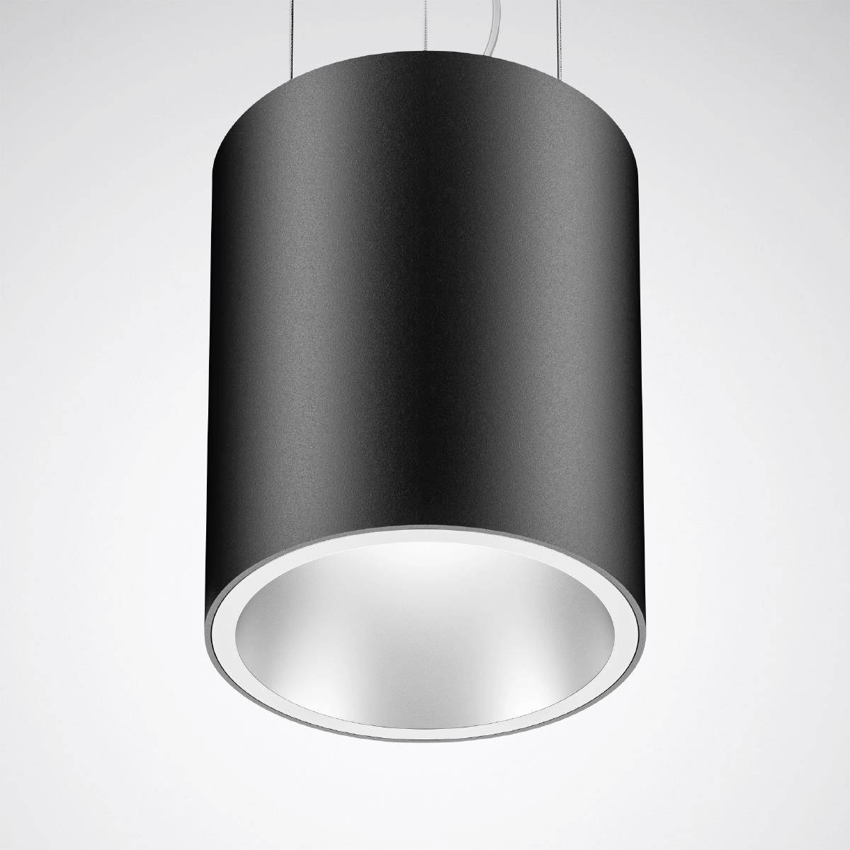 Eine schwarze, zylindrische Hängeleuchte mit modernem Design, die von der Decke hängt und direkten, fokussierten Lichtstrahl abgibt.