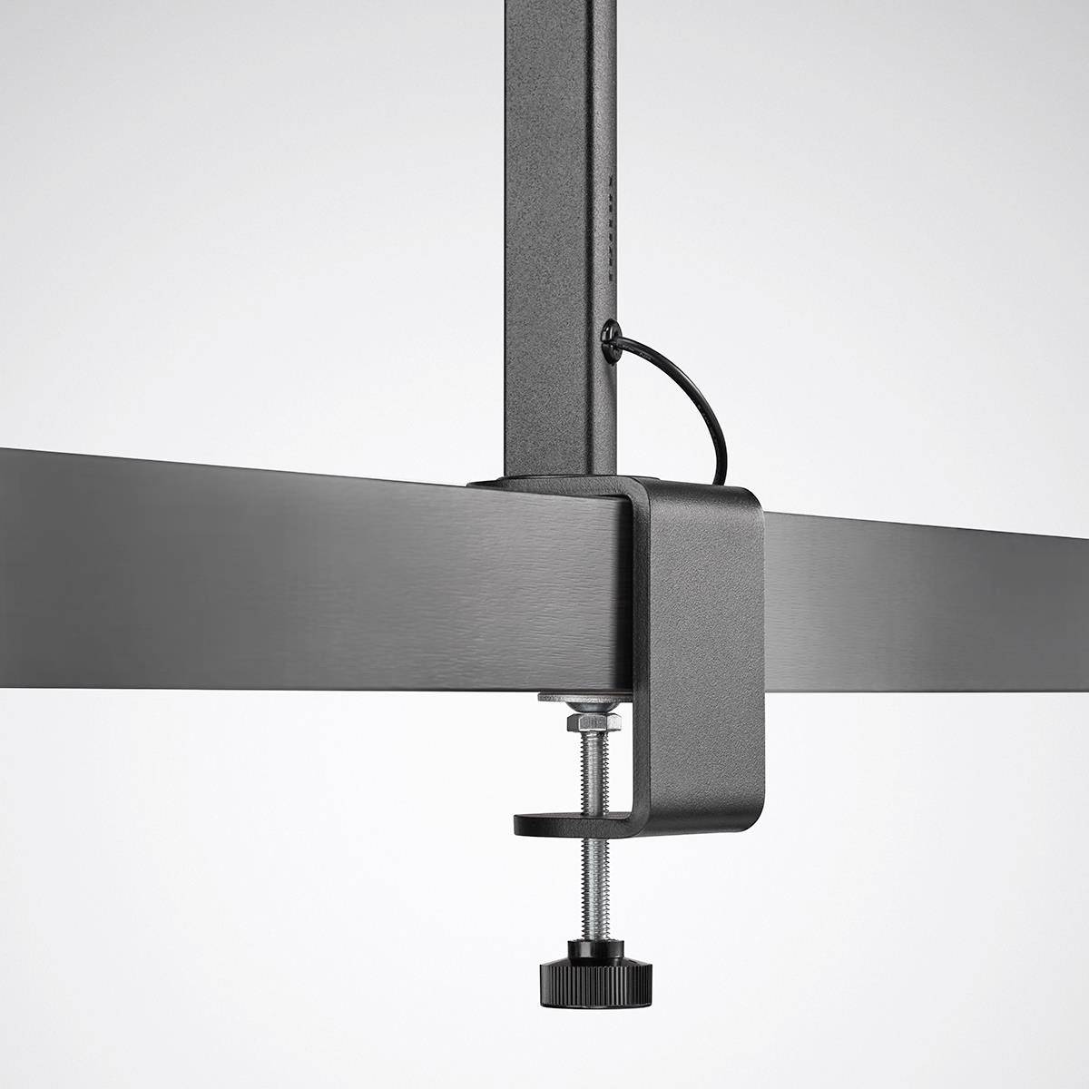 Mikrofonhalterung aus schwarzem Metall mit Schraubklemme für Tischbefestigung an einer Armatur, geeignet für Studio- oder Heimgebrauch.