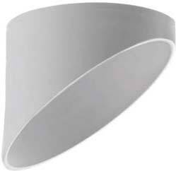 Ein weißer, asymmetrisch gebogener Wandschirm aus Stoff, der für Beleuchtungszwecke verwendet werden kann, hängt an der Wand.