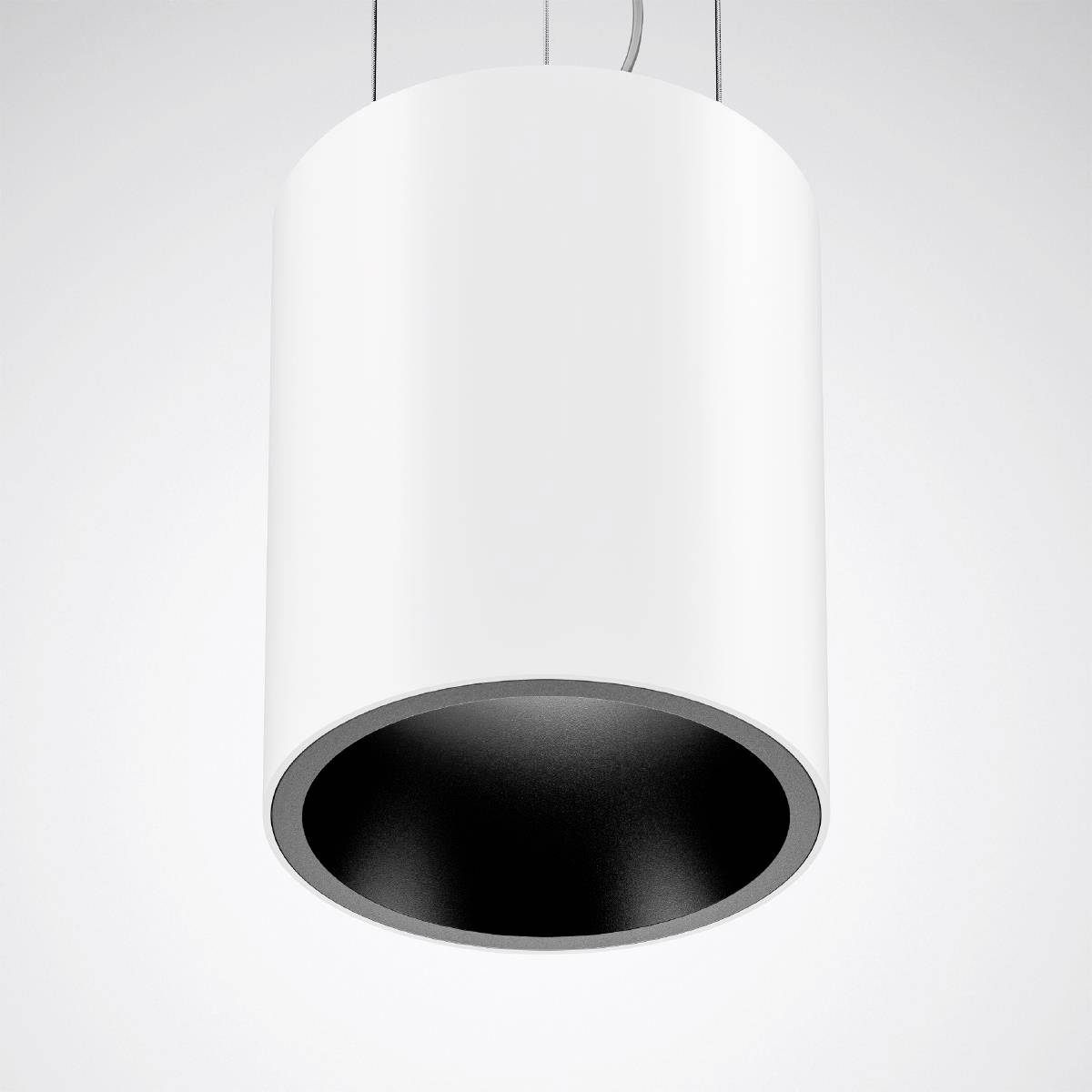Eine moderne, zylindrische, weiße Hängelampe mit schwarzer Innenfläche, die an einem Kabel von der Decke hängt.