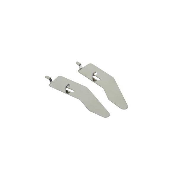 Zwei silberne Metallklingen mit Haken an einem Ende und einem rechteckigen Ausschnitt in der Mitte, diagonal zueinander ausgerichtet.