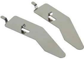 Zwei silberne Metallbleche mit Haken, identisch geformt, liegen nebeneinander; möglicherweise Ersatzteile oder Bauteile.