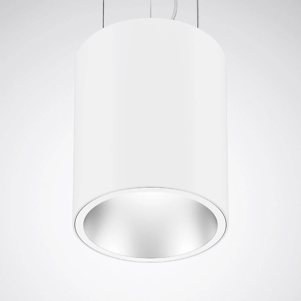Eine schlichte, zylindrische, weiße Hängelampe, die von zwei Kabeln von der Decke hängt.
