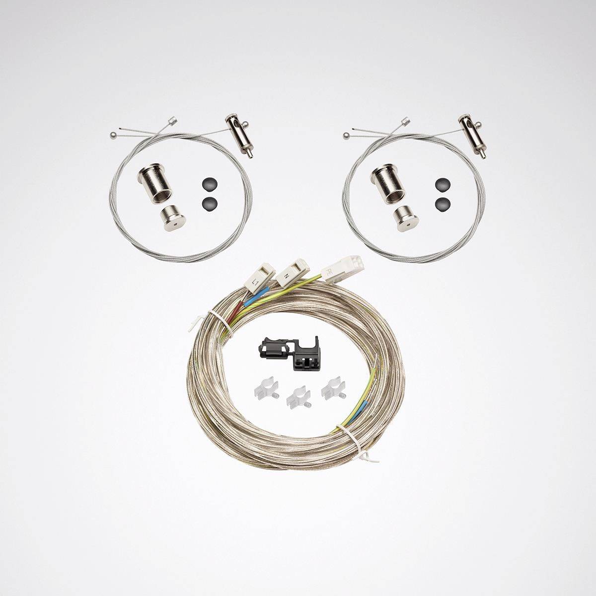 Zwei Seilaufhängesets und ein Elektrokabelset für eine Lampeninstallation auf weißem Hintergrund. Enthält Befestigungsteile.