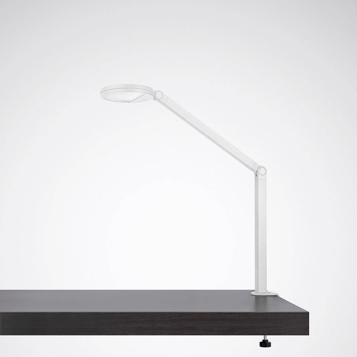 Minimalistische Tischlampe mit ausziehbarem, verstellbarem Arm auf einem schlichten, dunklen Holztisch vor neutralem Hintergrund.