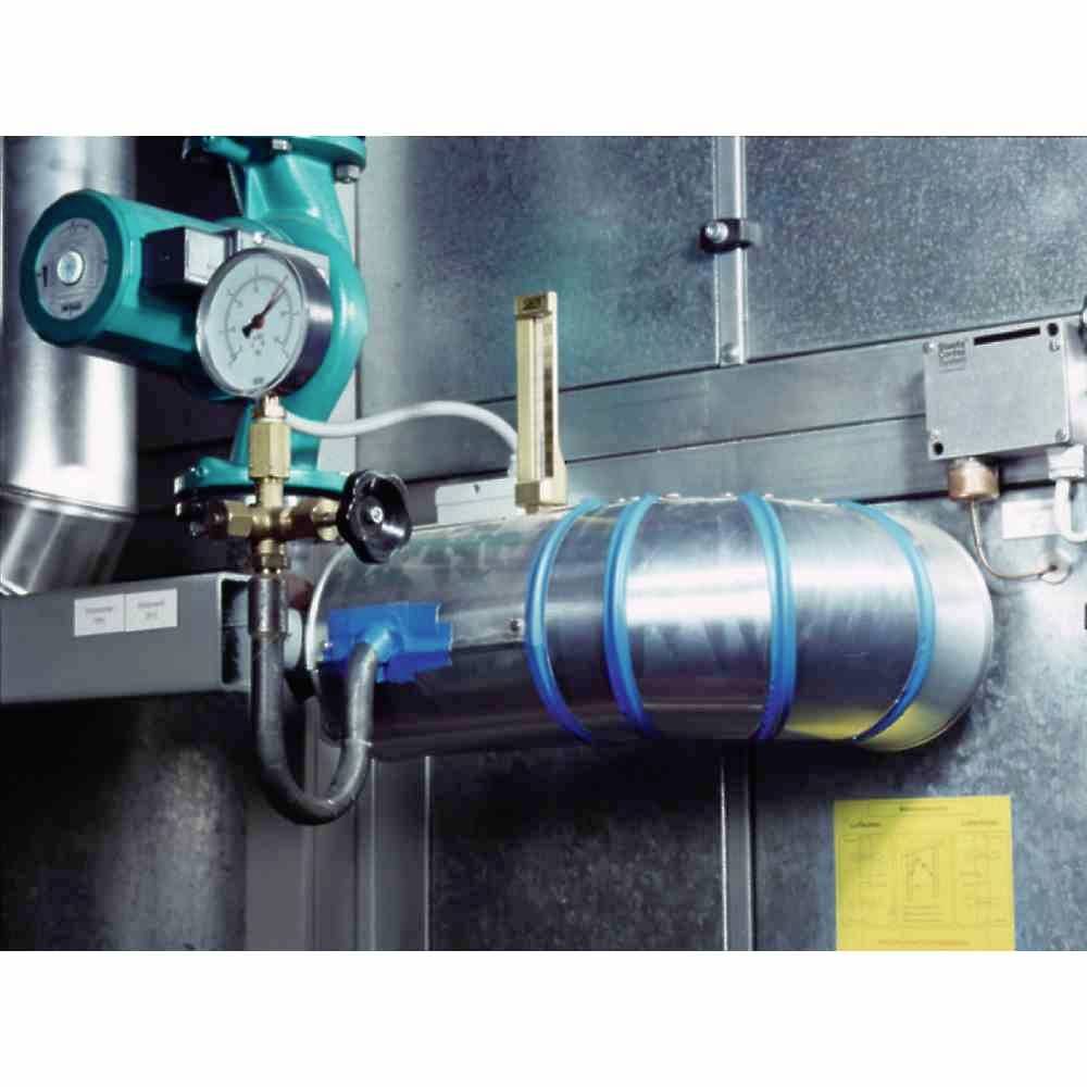 Eine Industriepumpe mit Manometer und Rohrleitungen, die in einer metallischen Umgebung installiert ist.