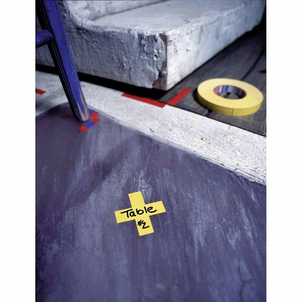 'Table #2' auf gelbem Klebeband auf dem Boden markiert, daneben gelber Kreppbandrolle, vermutlich in einem Bühnen- oder Eventbereich.