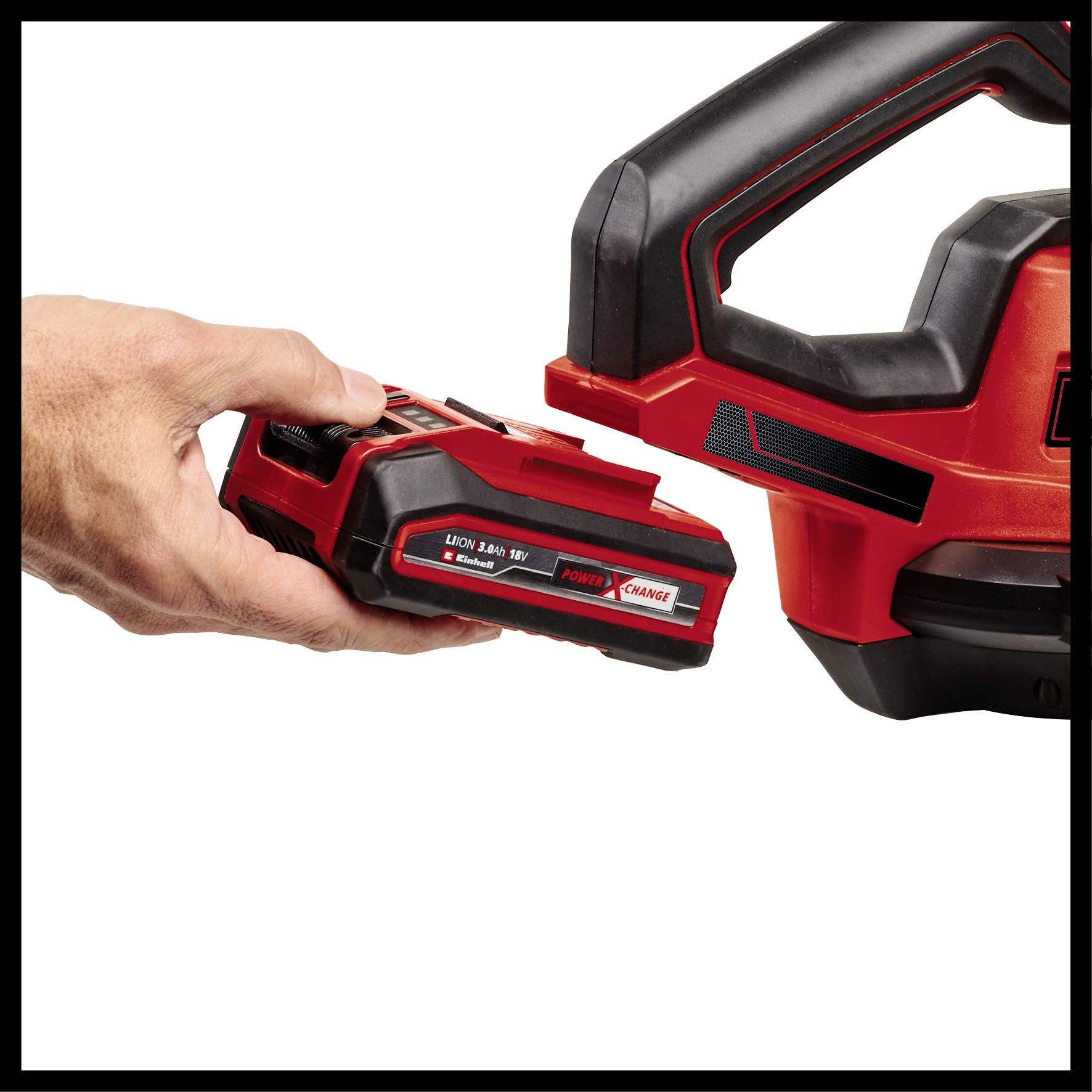 Eine Hand hält einen roten Lithium-Ionen-Akku, der an ein Elektrowerkzeug angeschlossen werden kann.