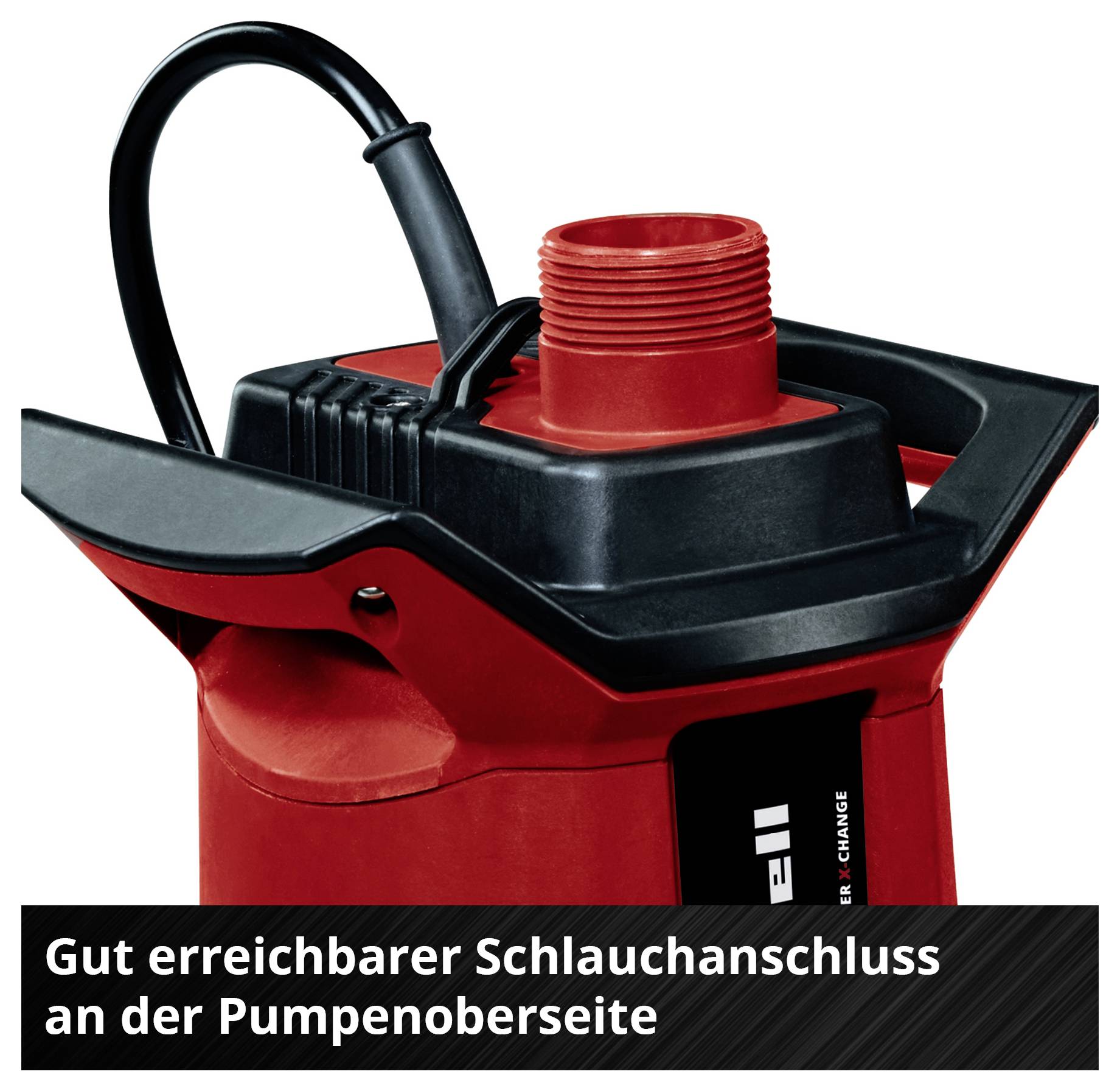 Eine rote und schwarze Wasserpumpe mit einem Anschlussstück und einem Griff.