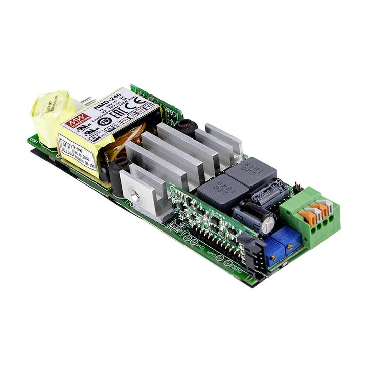 Ein elektronisches Schaltungsboard mit verschiedenen Komponenten, darunter ein Netzteilmodul, Kühlkörper, Kondensatoren und Steckverbinder.