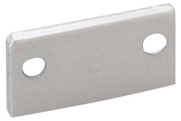 Silbernes, rechteckiges Metallstück mit zwei ovalen Löchern an den Enden.