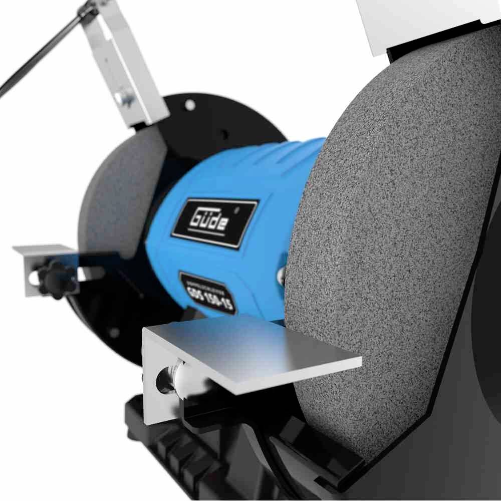 Elektrischer Schleifbock mit blauer Abdeckung, zwei Schleifscheiben und Schutzvorrichtungen, geeignet zum Schärfen von Werkzeugen.