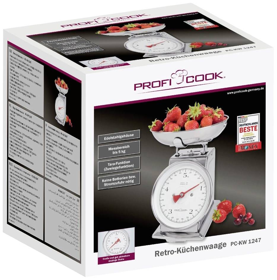 Eine Retro-Küchenwaage von ProfiCook mit einer Schale voller Erdbeeren. Auf der Verpackung stehen Produktmerkmale wie Edelstahlgehäuse und Messbereich bis 5 kg.
