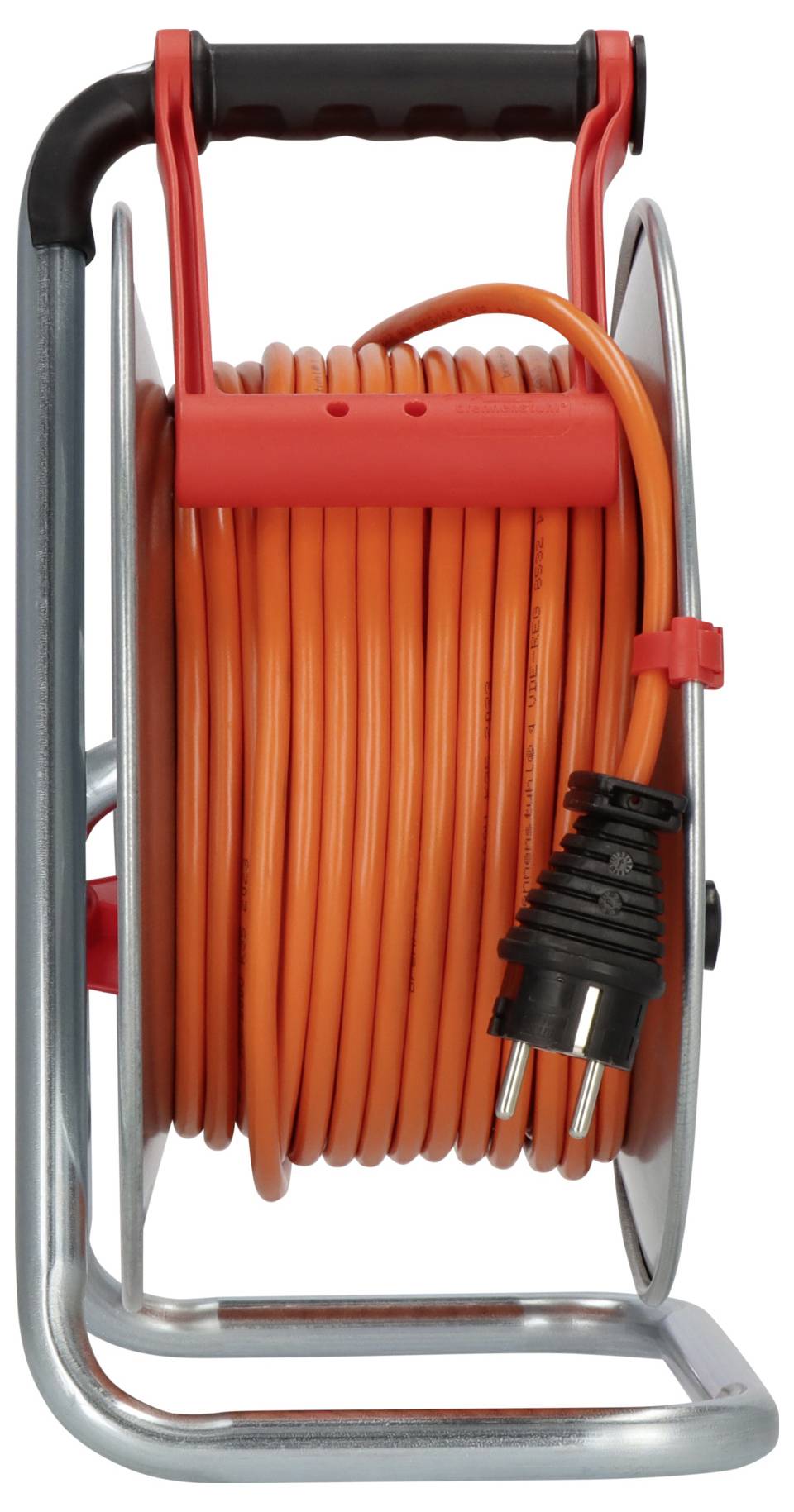 Oranges Verlängerungskabel ordentlich auf einer Metallkabelrolle aufgewickelt, mit sichtbarem schwarzem Stecker und Griff.