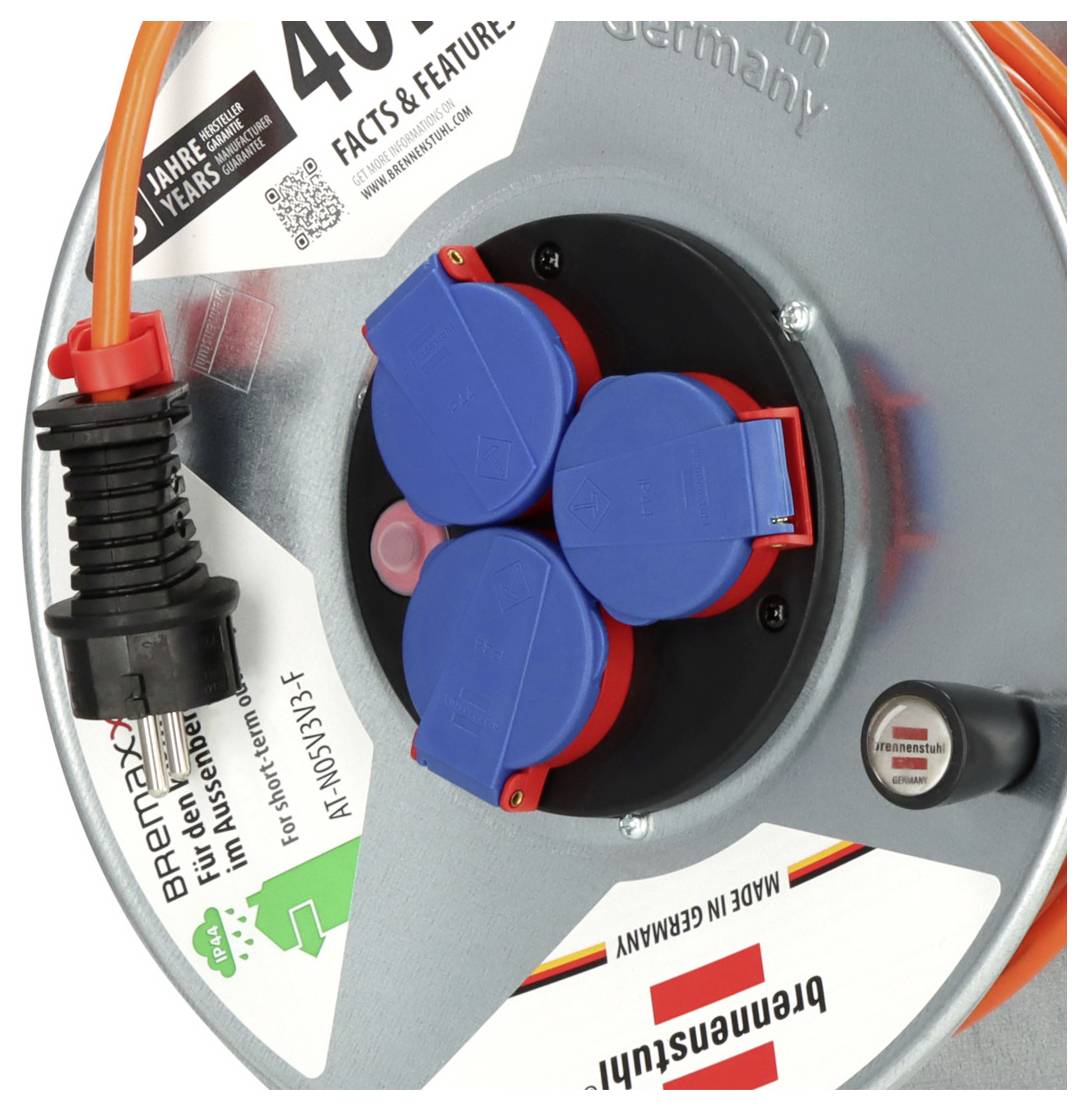 Nahaufnahme einer Brennenstuhl-Kabelrolle mit drei blau abgedeckten Steckdosen und einem orangefarbenen Stromkabel, das eingesteckt ist.
