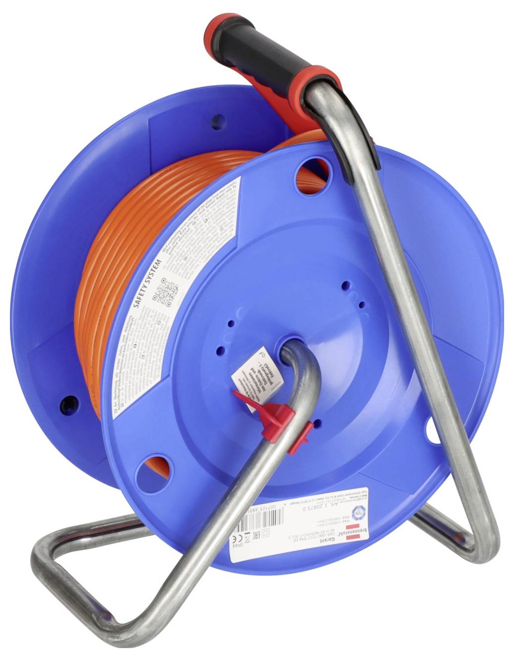 Blaue Kabelrolle mit orangem Verlängerungskabel auf einem Metallständer und schwarzrotem Griff, isoliert vor weißem Hintergrund dargestellt.