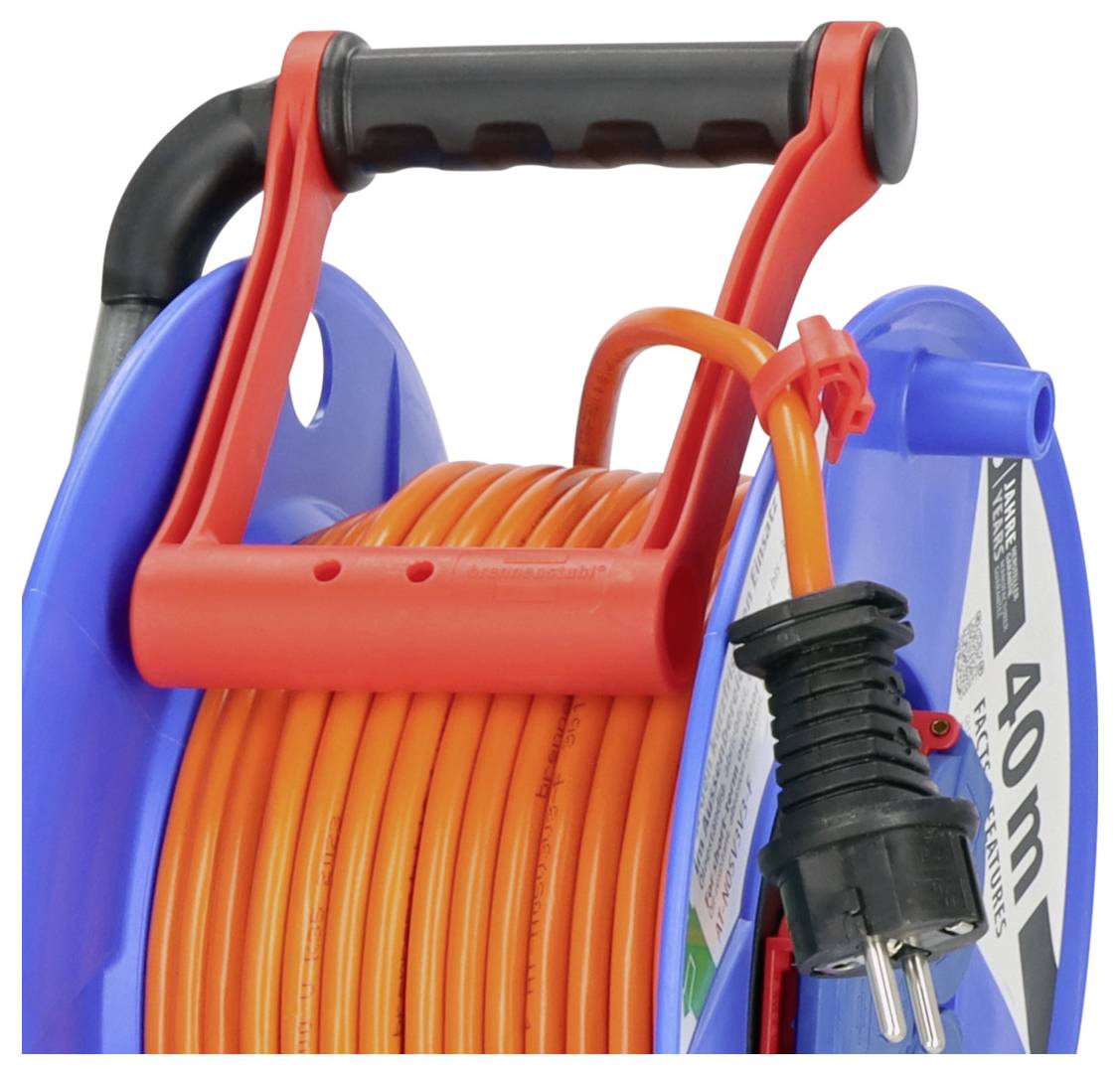 Oranges Verlängerungskabel aufgewickelt auf einer blauen Handrolle mit schwarzem Griff und angebrachtem Stecker.