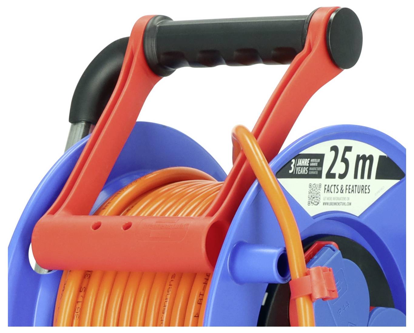 Nahaufnahme eines 25 m langen orangefarbenen Gartenschlauchs auf einer blauen Spule mit rotem Griff und schwarzem Handgriff.