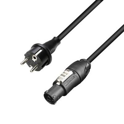 Ein schwarzes Netzkabel mit einem Schuko-Stecker auf der linken Seite und einem XLR-Stecker auf der rechten Seite liegt auf weißem Hintergrund.