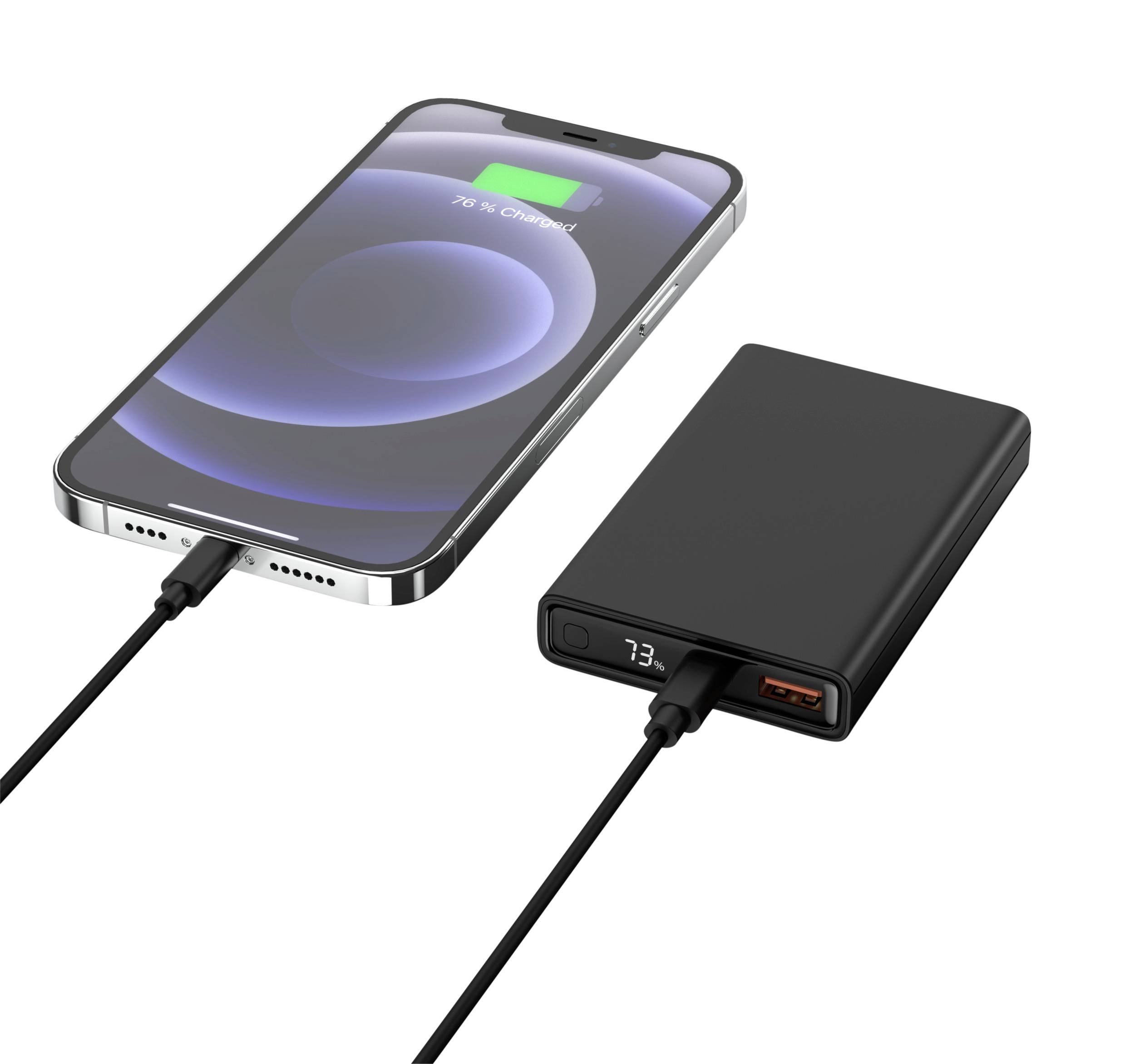 Ein Smartphone wird über ein Kabel von einer Powerbank geladen. Die Powerbank zeigt eine Restladung von 73% an.