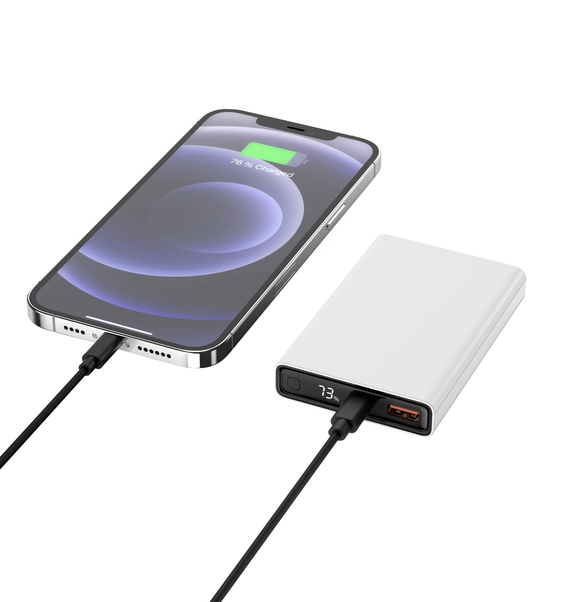 Smartphone lädt über ein Kabel von einer Powerbank mit 73% Ladung. Display des Smartphones zeigt 76% aufgeladen.