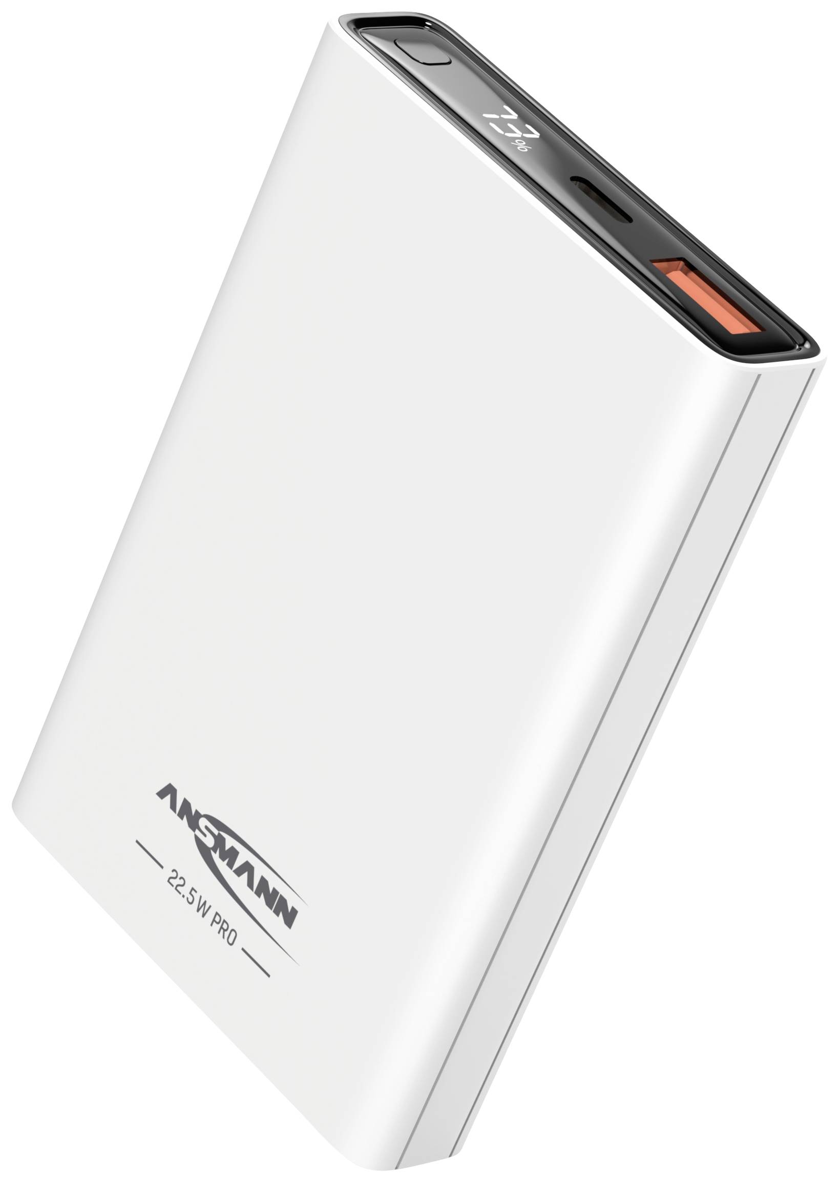 Eine weiße Powerbank mit der Aufschrift 'ANSMANN 22.5W PRO', zeigt ein digitales Display auf der Oberseite zur Anzeige des Ladestatus.