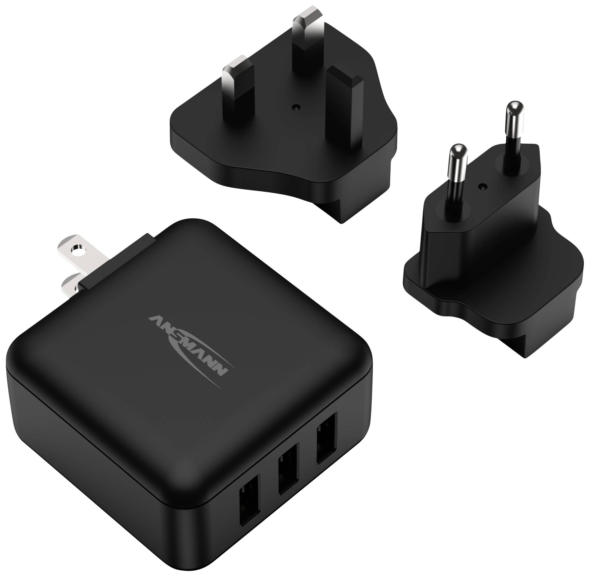 Schwarzes Ladegerät mit drei USB-Anschlüssen und zwei austauschbaren Steckeradaptern für unterschiedliche Steckdosen.