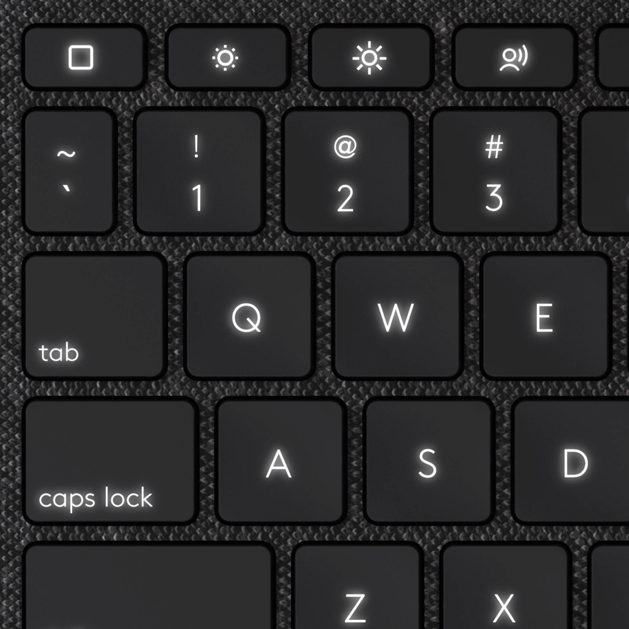 Schwarze Computertastatur mit Hintergrundbeleuchtung; zeigt Tasten für Tabulator, Feststelltaste und Zahlenreihe mit Sonderzeichen.