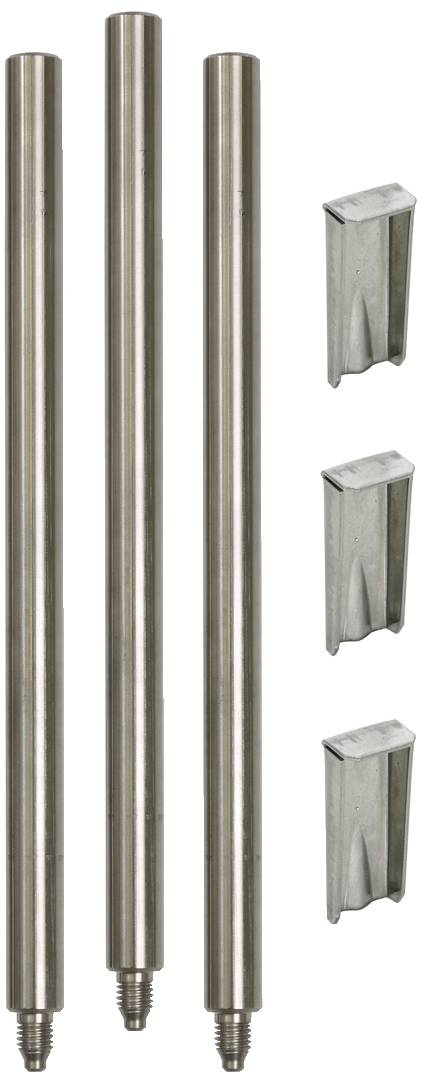 Drei metallische Stangen mit Schraubgewinden und vier passenden Metallklammern daneben, wahrscheinlich als Befestigungselemente gedacht.