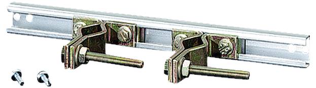 Metallschienenhalterung mit zwei verstellbaren Schraubklemmen und zwei separaten Schrauben, geeignet für Befestigungsaufgaben.