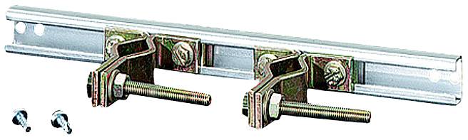 Metallhalterung mit zwei Schrauben und Spannarmen, die entlang einer Schiene befestigt sind. Zwei zusätzliche Schrauben liegen links daneben.