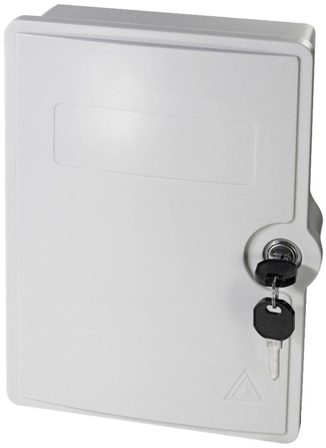 Abgebildet ist ein geschlossener weißer Sicherungskasten mit einem Schloss, in dem ein Schlüssel steckt.