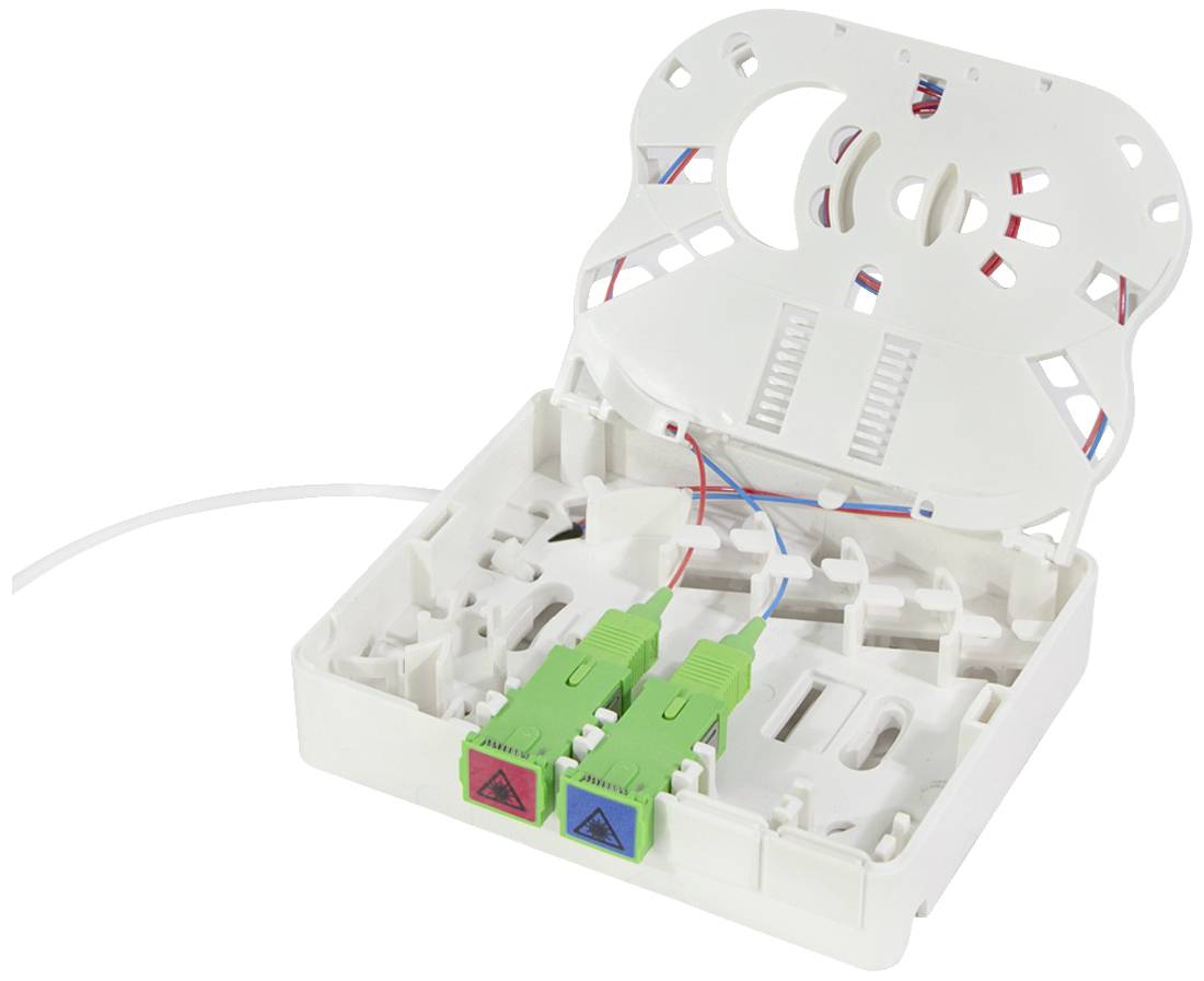 Ein offenes Glasfaser-Installationsgehäuse mit zwei grünen Adapteranschlüssen und darauf angebrachten farbigen Kabeln.