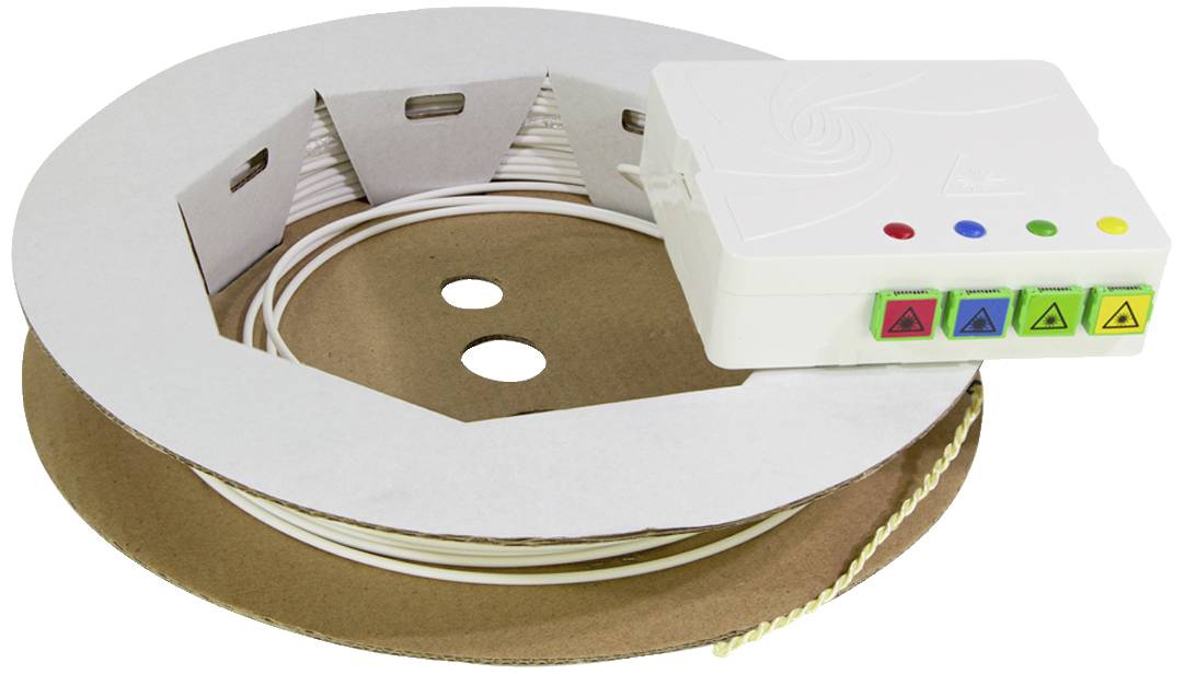 Große Rolle mit weißem Kabel und weißer Box mit farbigen Tasten. Elektronisches Gerät zur Kabelorganisation.