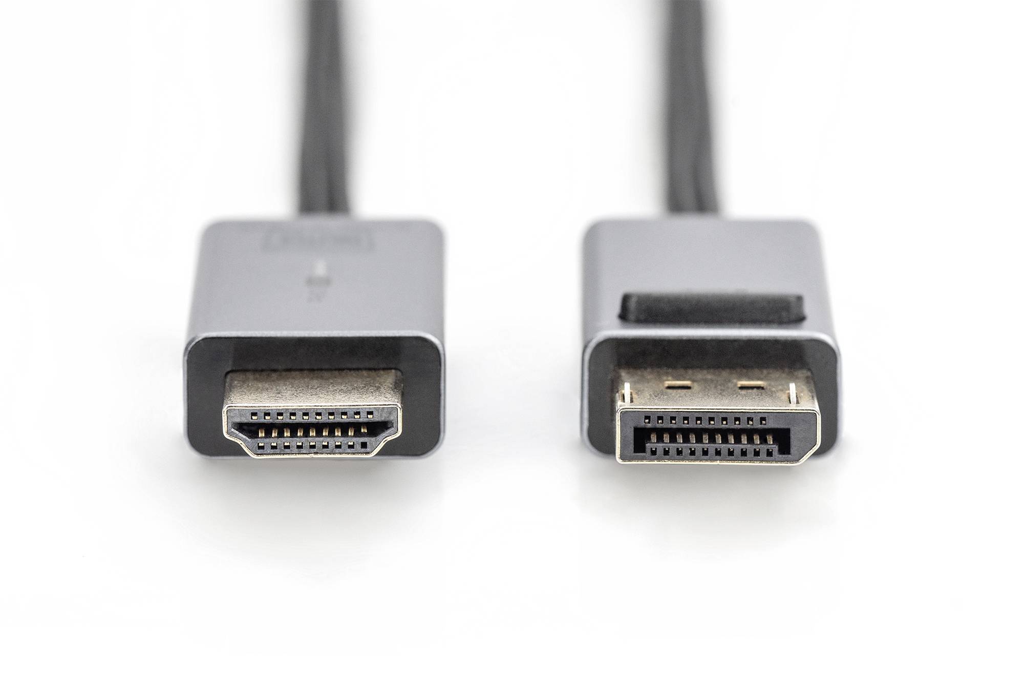 Zwei Kabelanschlüsse, links ein HDMI-Stecker und rechts ein DisplayPort-Stecker, beide auf weißem Hintergrund.