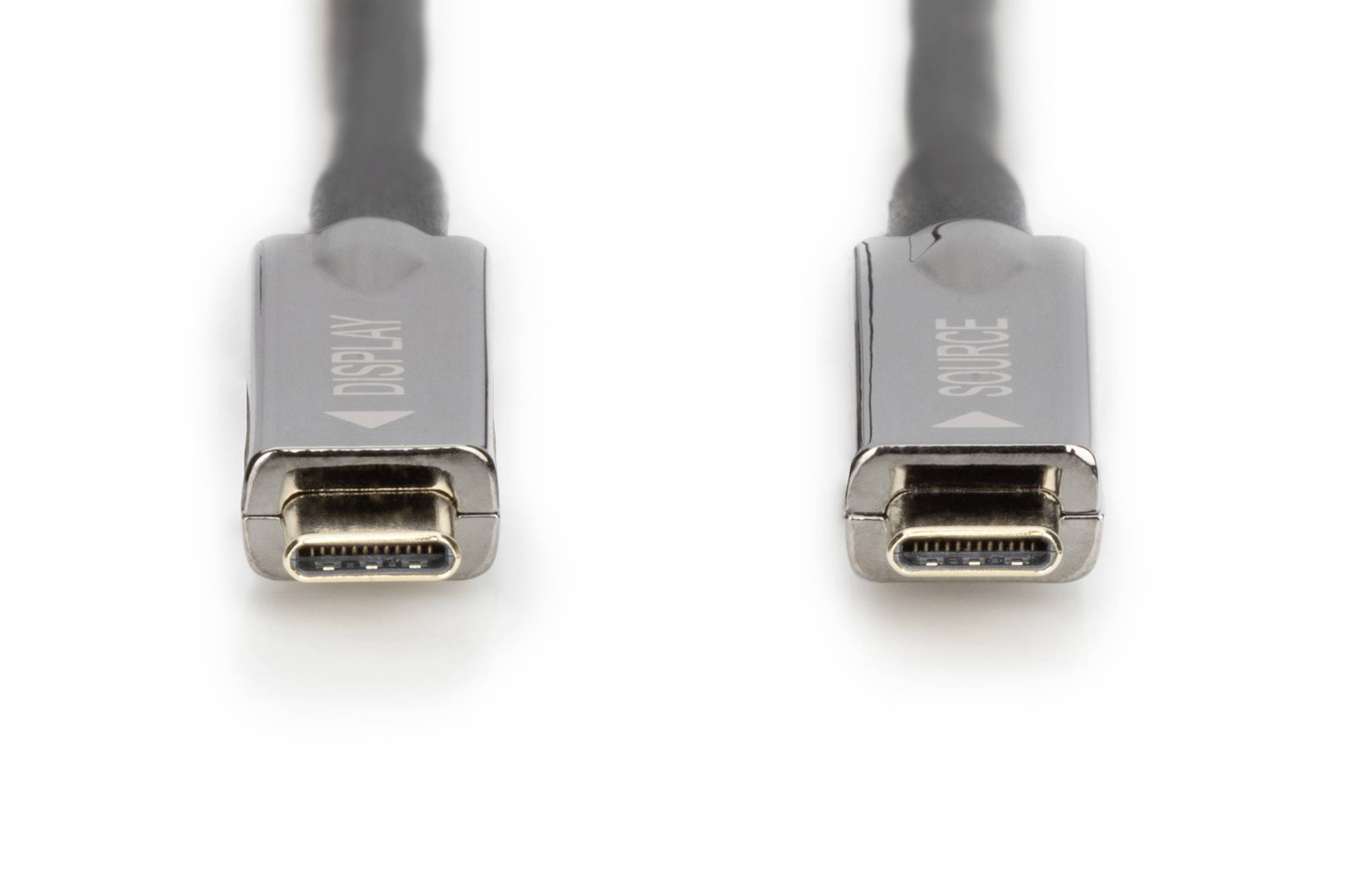Zwei USB-C-Stecker mit 'DISPLAY' und 'SOURCE' Beschriftungen auf glänzenden Metallgehäusen, nebeneinander auf weißem Hintergrund.