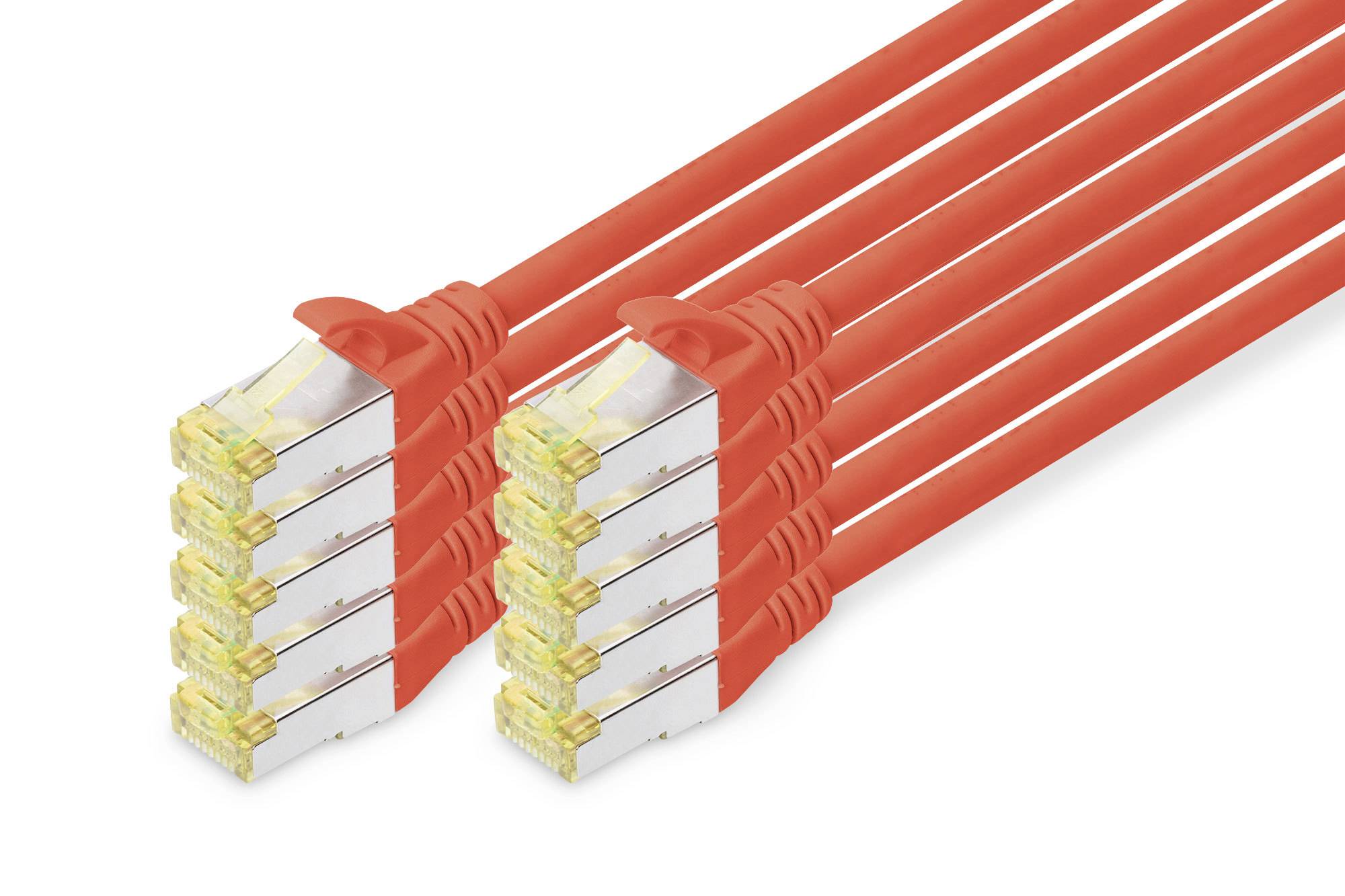 Acht rote Netzwerkkabel mit RJ-45-Stecker, parallel angeordnet, zeigen die Steckerenden in Nahaufnahme.