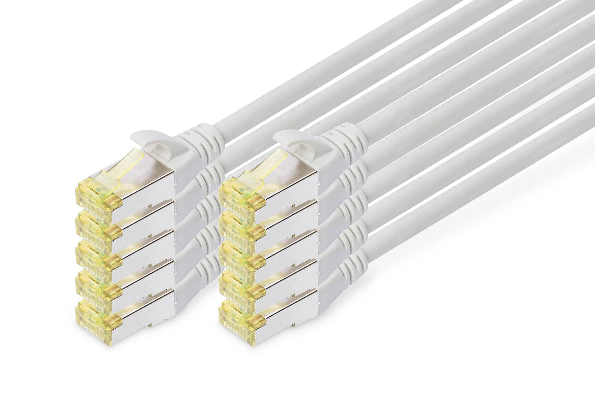 Weiße Ethernet-Kabel nebeneinander, jeweils mit einem RJ45-Stecker. Sie sind bereit für den Anschluss an ein Netzwerkgerät.