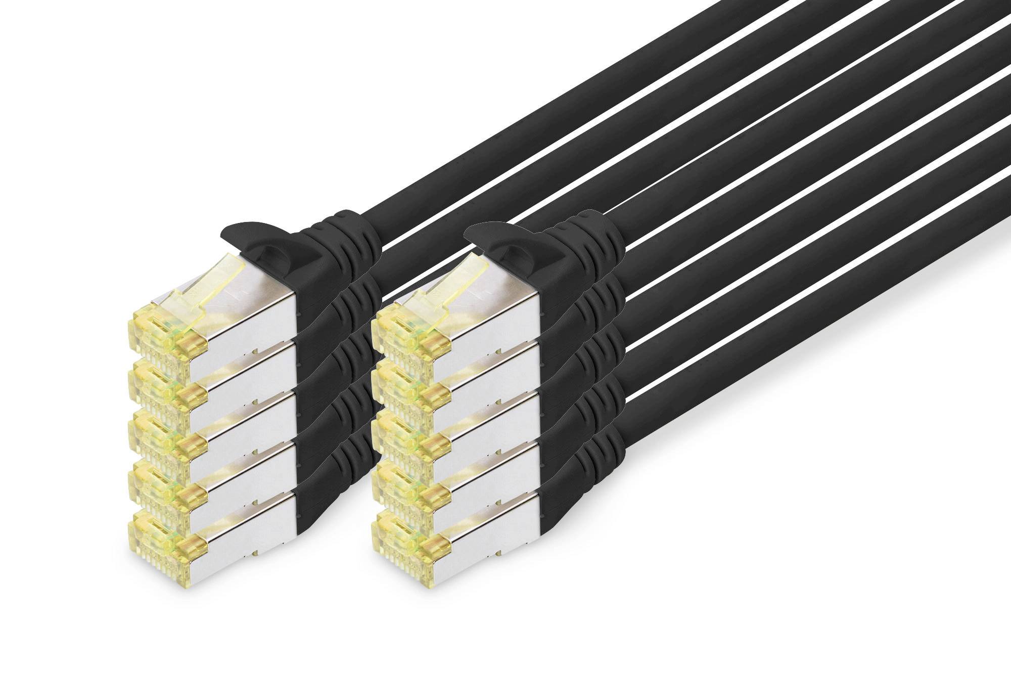 Zwei Reihen schwarzer Ethernet-Kabel mit goldenen Steckern sind parallel und nebeneinander angeordnet.
