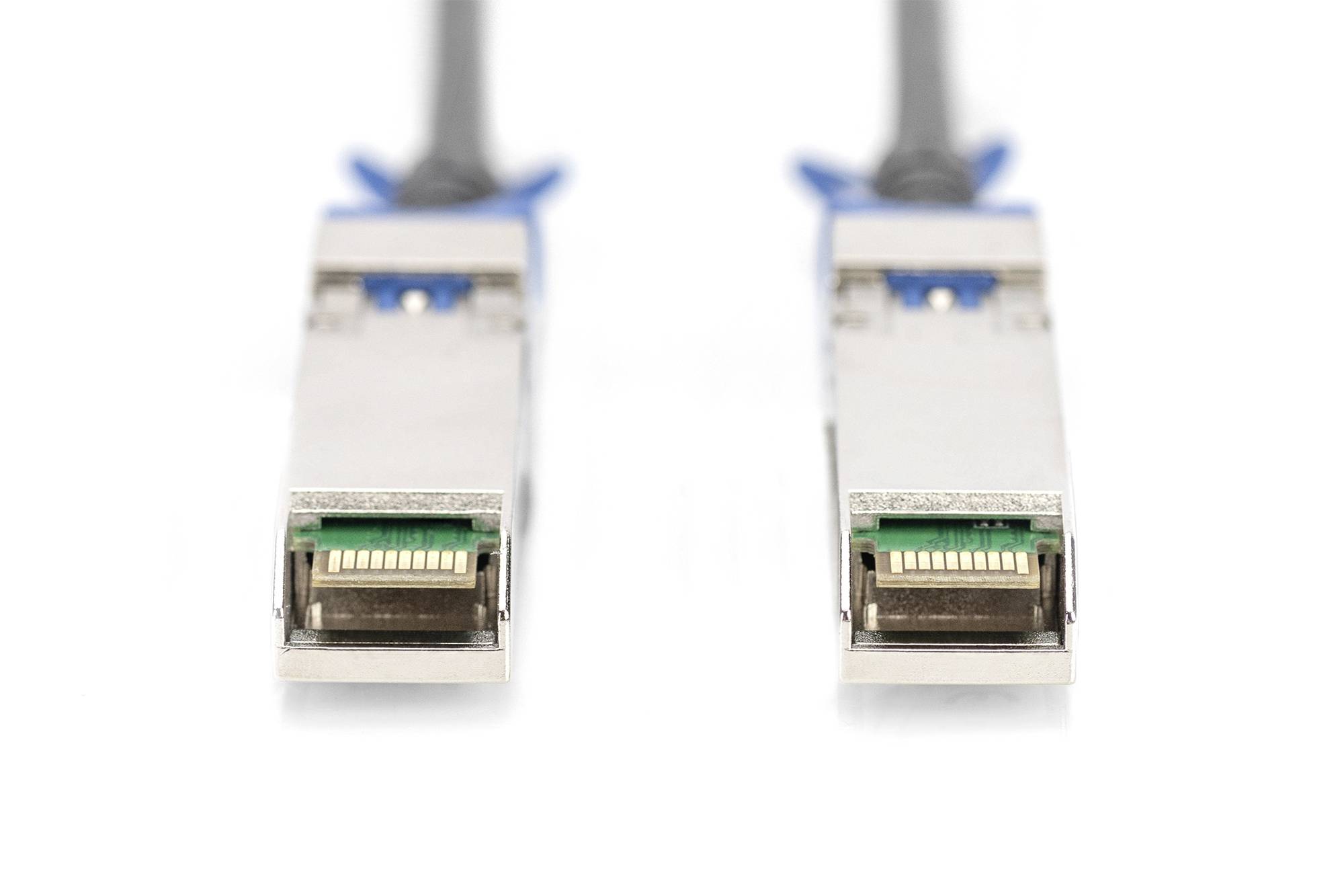 Zwei SFP-Module auf weißem Hintergrund, die für die Verbindung von Netzwerkgeräten in einem Datennetzwerk verwendet werden.