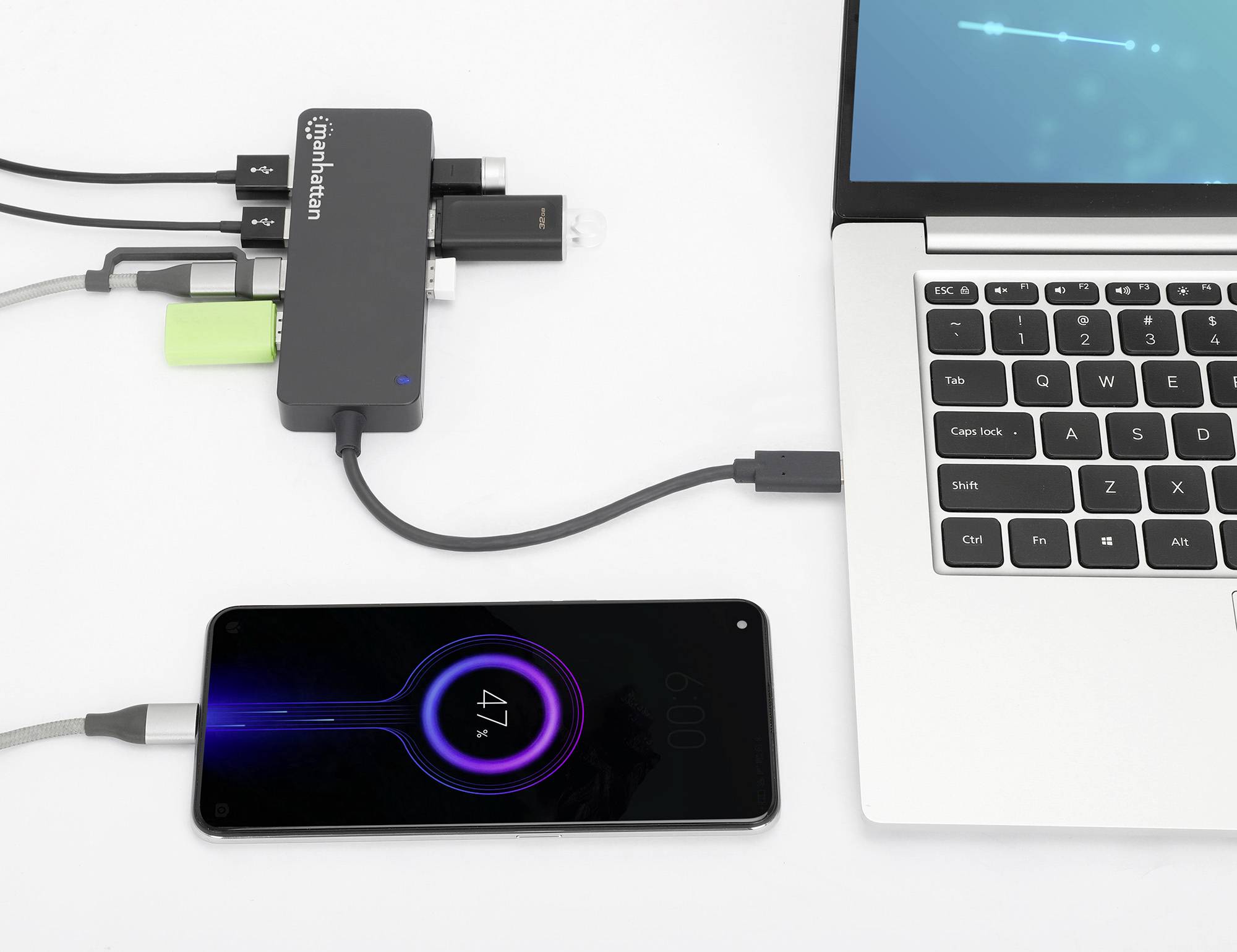 Smartphone wird über USB-Hub von einem Laptop geladen, Akkustand zeigt 47 %. Mehrere Geräte sind am Hub angeschlossen.
