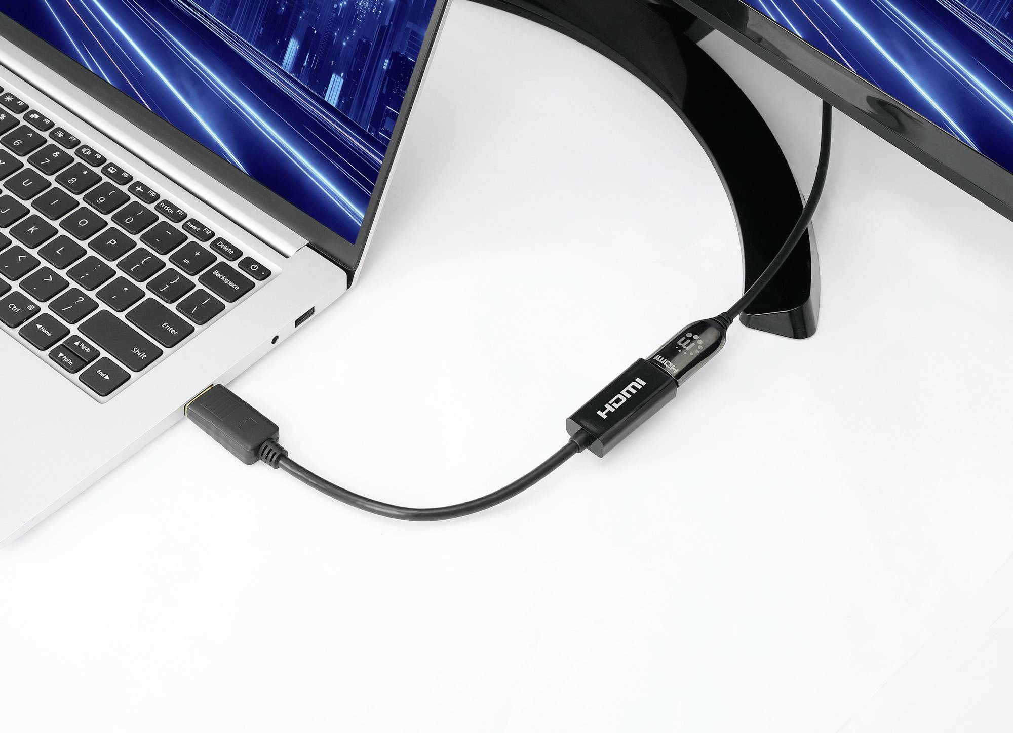 Ein HDMI-Kabel verbindet einen Laptop mit einem Monitor, um den Bildschirm zu erweitern. Beide Bildschirme zeigen ein abstraktes, blaues Muster.